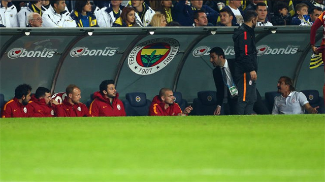 Karşılaşmaya yedek başlayan Selçuk İnan, teknik direktör Jan Olde Riekerink'in son değişiklik hakkında da kendisini oyuna almaması üzerine büyük tepki gösterdi.