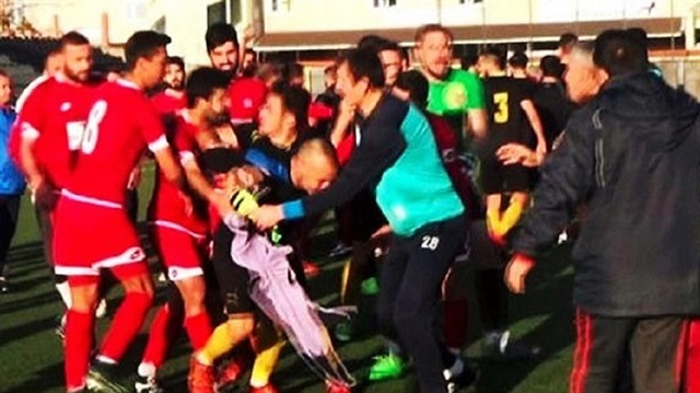 Futbolcuların birbirine girdiği kavgada bir oyuncunun kolu kırıldı.