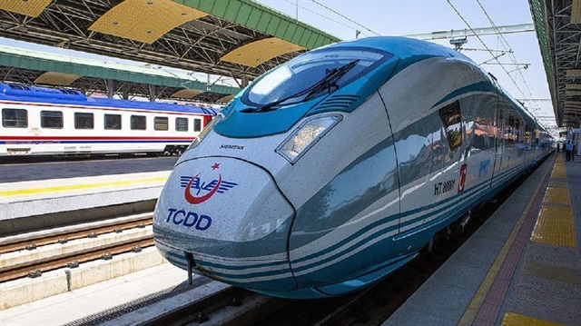 Apaydın, 2023 yılına kadar 3 bin 500 kilometre Yüksek Hızlı Tren (YHT), 8 bin 500 kilometre hızlı tren ve bin kilometre konvansiyonel demiryolu olmak üzere toplam 13 bin kilometre ilave demiryolu yapılacağını söyledi. 