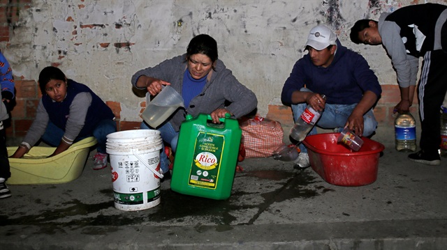 Bolivya'da devam eden kuraklık nedeniyle halk taşıdığı sularla ihtiyacını gidermeye çalışıyor. 