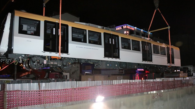 İstanbul'un yeni metro vagonları raylara indirildi.


