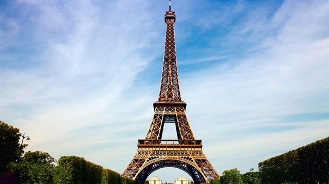 Paris’te bulunan Eyfel Kulesi’nin 14 basamağı için açık artırmada 2,2 milyon TL verildi. 