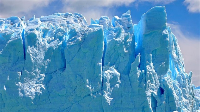 Buzulun sırtını saran çamurlu çökeltileri analiz eden araştırmacılar, ılık suyun, karaya oturmuş haldeki buzulda sıkışma noktasının arkasında 1940'ların ortasında bir oyuk oluşturmaya başladığını tespit etti.
