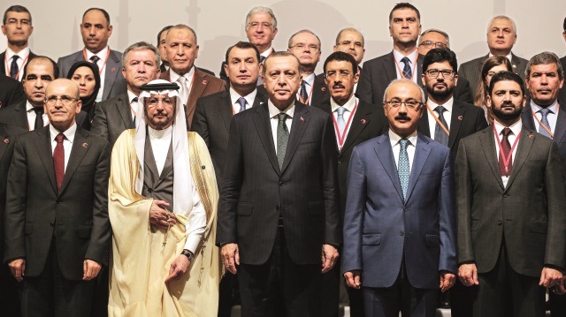 Erdoğan, İslam Konferansı Örgütü Ekonomik ve Ticari İşbirliği Daimi Komitesi (İSEDAK) toplantısı için İstanbul'a gelen katılımcılarla hatıra fotoğrafı çektirdi.