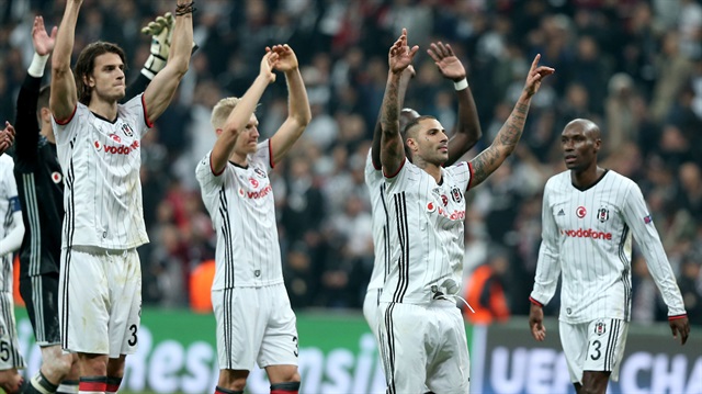 Beşiktaş taraftarı maçın bitiş düdüğüyle birlikte takımlarını tekrar tribüne çağırıp dakikalarca alkışladı.