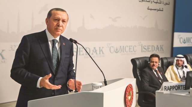Kur’an-ı Kerim’in okunmasıyla başlayan toplantıda, Erdoğan, konuşmasının ardından açılış oturumunu yönetti. Oturumda, İslam İşbirliği Teşkilatı (İİT) Genel Sekreteri Yusuf el-Useymin ve İslam Kalkınma Bankası (İKB) Başkanı Bandar Haccar da konuştu.
