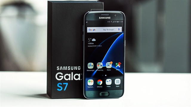Samsung Galaxy S7 edge'in renk seçeneklerine mercan mavisinden sonra parlak siyah da ekleniyor.