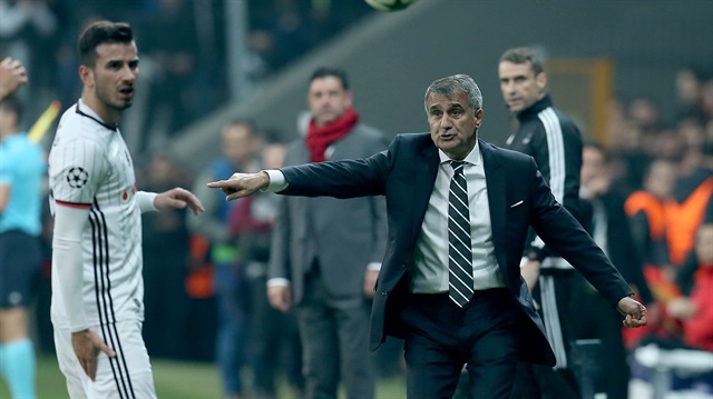 Beşiktaş'ın Benfica ile 3-3 berabere kaldığı maçtan bir kare..Şenol Güneş oyuncularını uyarıyor...