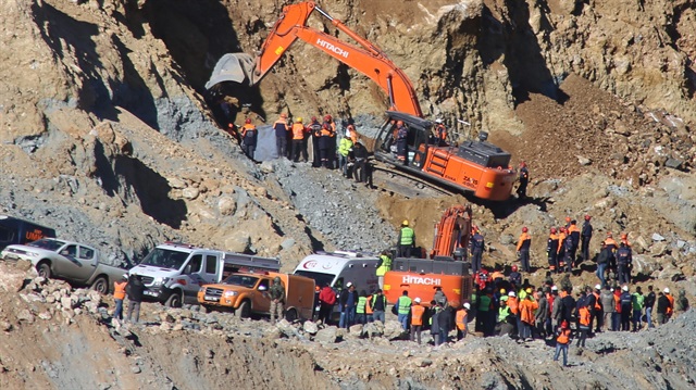 Siirt'deki bakır madeninde meydana gelen heyelanda toprak altında kalan 16 işçiden 8'inin cansız bedeni ulaşıldı. Hala enkaz altında bulunan 8 işçinin çıkarılması için çalışmalar sürüyor. 