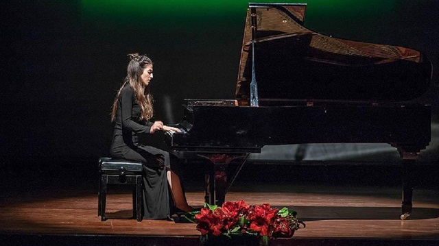 Türk piyanist Deniz İrem Gür (22), Fas'ta düzenlenen Prenses Meryem Uluslararası Piyano Yarışması'nda birinci oldu.
