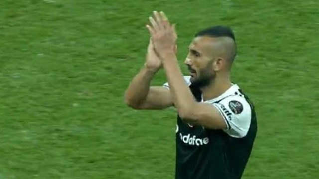 Başakşehirli Yalçın Ayhan, Beşiktaş maçının ardından siyah beyazlı formayı giydi ve tribünleri alkışladı. 