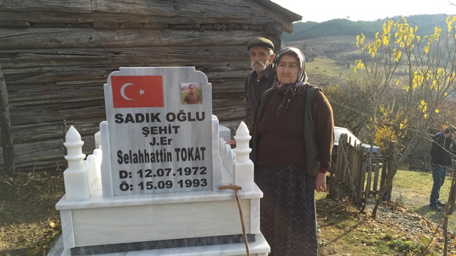 85 yaşındaki Sadık ve 80 yaşındaki Huriye Tokat çifti, şehit oğullarının kabrini beklemek için köyü terk etmediklerini söyledi. 