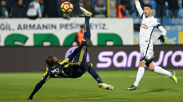 Fenerbahçe'nin Senegalli futbolcusu Moussa Sow, Rize deplasmanında sağ ayak, sol ayak ve kafasıyla gol atarak perfect hattrick yaptı.  
