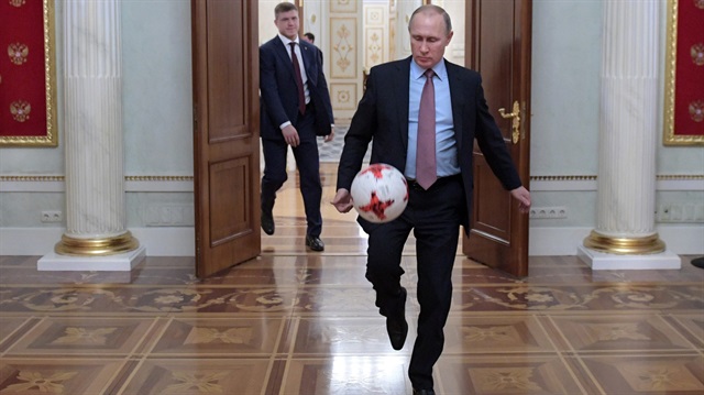 İnfantino,"Krasava" isimli topu Putin'e hediye etti.