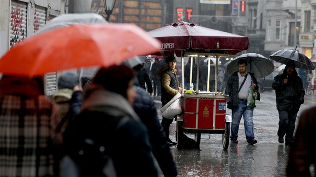 İstanbul'da bugün sabah saatlerinde etkisini göstersen yağışlar devam ediyor. 