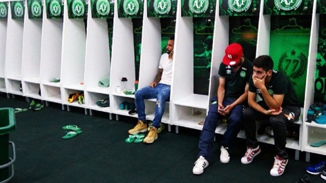 Chapecoense'nin kadroya alınmayan 3 futbolcusu, uçak kazasıyla ilgili resmi açıklamayı takımlarının soyunma odasında bekliyor. 