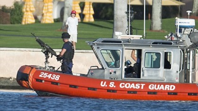 Donald Trump'ın Florida'daki evinin golf sahasında oynayan 10 yaşındaki oğlu Barron Trump ve korumaları.