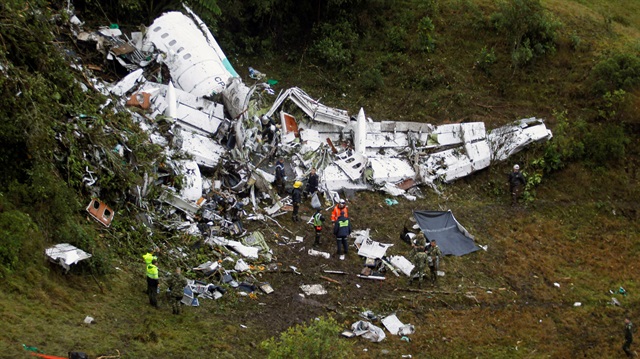Bolivya'dan hareket eden Brezilyalı futbol takımı Chapecoense'nin de aralarında bulunduğu 81 kişiyi taşıyan uçak düştü.