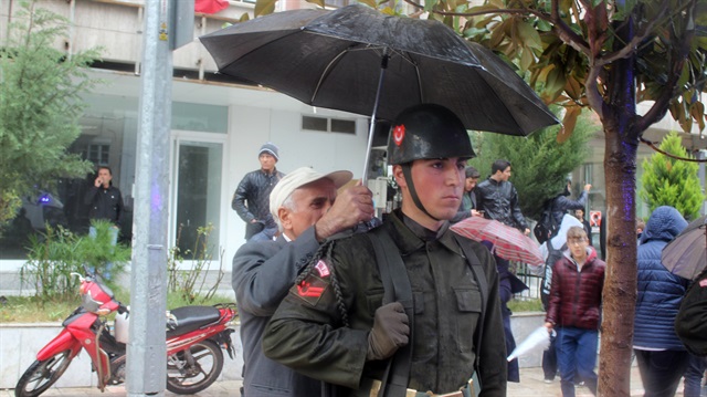 Tunceli'de şehit olan Jandarma Uzman Çavuş Burhan Acar, Denizli'de son yolculuğuna uğurlanırken, yaşlı bir adamın şemsiyesiyle bir askeri yağmurdan koruması ise törene damga vurdu.