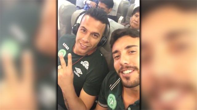 Jakson Ragnar Follmann ve Alan Ruschel, düşen uçakta yolculuk öncesi böyle poz vermişti.