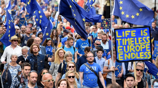 Birleşik Krallık'ta yapılan referandum sonrası Avrupa Birliği'nde kalmak isteyen İngililzler Brexit kararını protesto etmişti. 