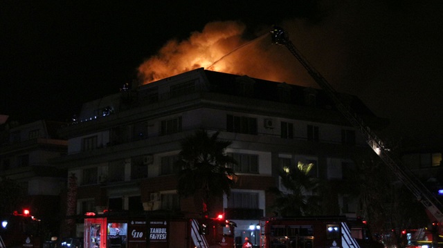 Bakırköy'de 3 katlı rezidansın çatı katında yangın çıktı.