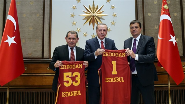 
​Cumhurbaşkanı Recep Tayyip Erdoğan, Eurocup şampiyonu olan Galatasaray'da başkan Dursun Özbek ve başantrenör Ergin Ataman'ı Külliye'de kabul etmişti. Görüşmenin ardından Cumhurbaşkanı Erdoğan'a '1' ve '53' yazılı Galatasaray formaları hediye edilmişti.​