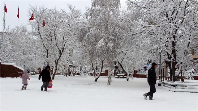 Yoğun kar yağışını nedeniyle Çorum ve Gümüşhane'de okullar tatil edildi.