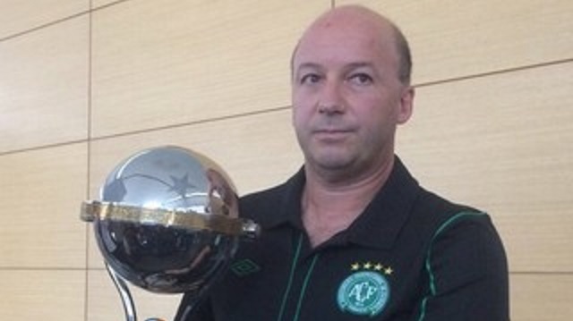 Kupanın replikasını alan Chapecoense takımının hukuki direktörü Marcelo Zolet kupayı aldı ve tüm kalbiyle teşekkür ettiğini söyledi.