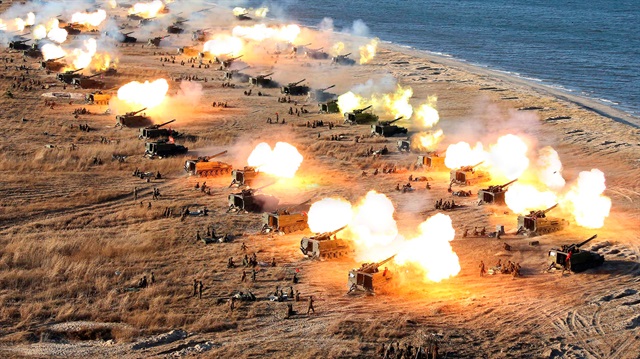 Kuzey Kore ordusu başkent Pyongyang'da büyük bir tatbikat gerçekleştirdi. 