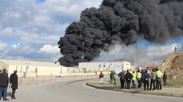 ocaeli Dilovası ilçesi Kimya İhtisas Organize Sanayi Bölgesi içinde bulunan bir fabrika ait depoda yangın çıktı. 