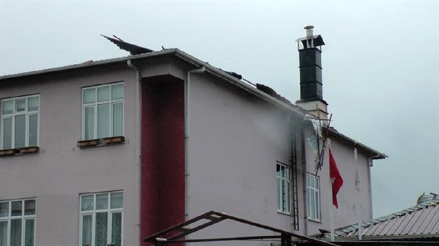 Düzce'nin Akçakoca ilçesinde poyraz nedeniyle bir okulun çatısı uçtu.
