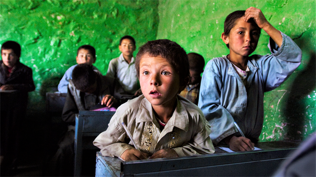 Steve McCurry'nin objektifinde doğudan batıya okul manzaraları