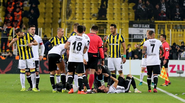 Fenerbahçe ile Beşiktaş arasında oynanan mücadelenin devre arasında oyuncular arasında tartışma çıktı. 