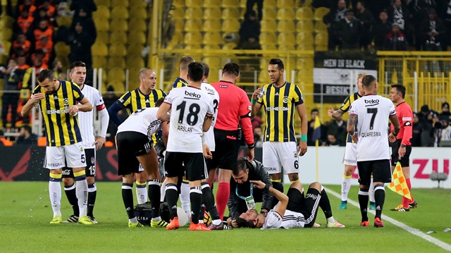Fenerbahçe ile Beşiktaş arasında oynanan mücadelenin devre arasında oyuncular arasında tartışma çıktı.