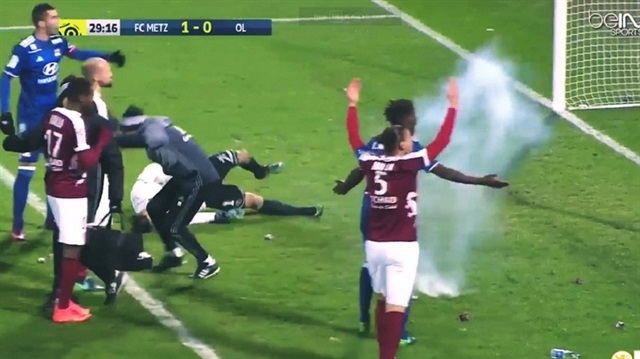 Metz-Lyon maçında konuk ekibin kalecisine patlayıcı madde atılması sonrası karşılaşma tatil edildi. 