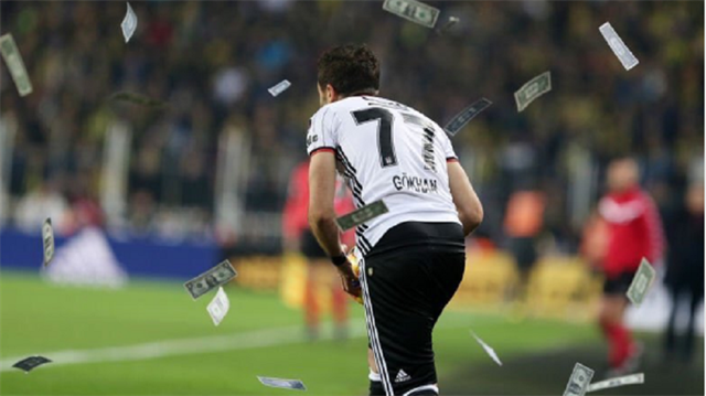Fenerbahçeli taraftarlar eski kaptanları Gökhan Gönül'e dolar atarak tepki gösterdi.