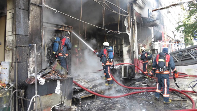 Kadıköy Bostancı Bağdat Caddesi'nde 4 katlı binanın alt katında yangın çıktı.