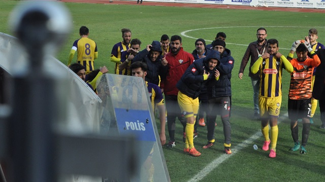 İnegölspor – Eyüpspor maçında sahaya yabancı madde yağdı.
