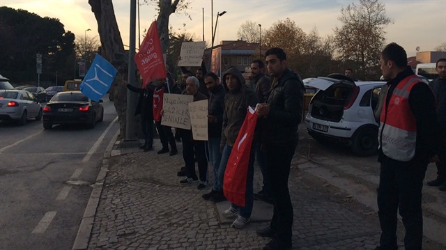 Ellerinde Türk bayrağı ve Kayıboyu'nun simgesi bulunan vatandaşlar, "Yalnız değilsin Erdoğan" yazılı döviz açtı. Fotoğraf: Fatma Kurt