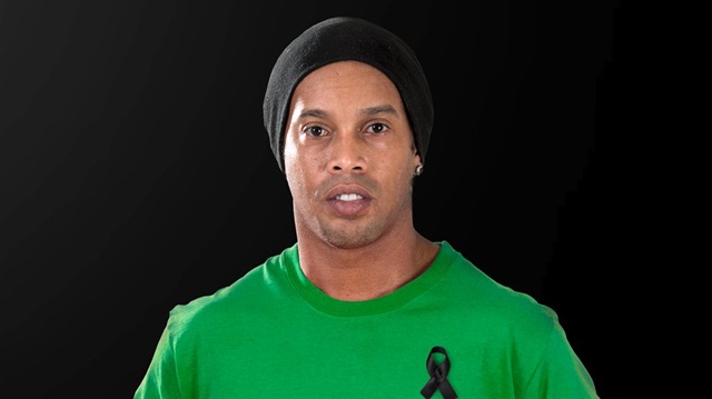 Ronaldinho, uçak kazasında futbolcularını kaybedeb Chapecoense için 6 ay oynama kararı aldı. 