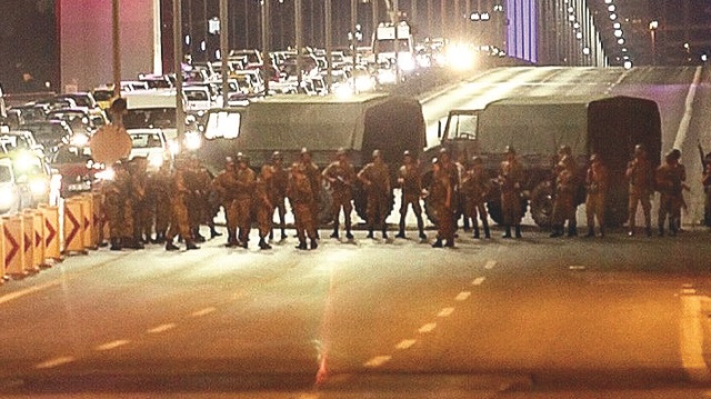 15 Temmuz gecesi FETÖ'cülerin emriyle köprüyü kapatan askerler