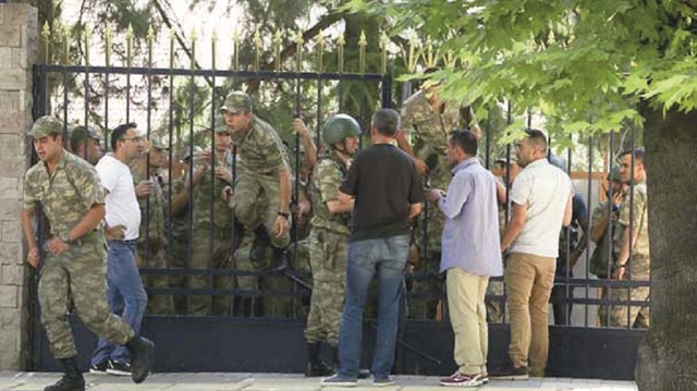 Darbe girişiminin sabahında Genelkurmay Başkanlığın'dan çıkan 700'e yakın silahsız er ve erbaş polise teslim oldu.