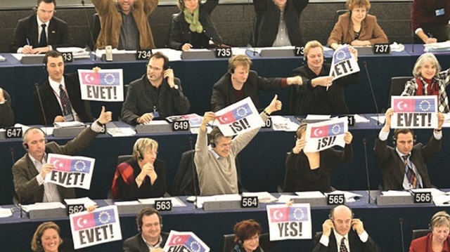 Avrupa Parlamentosu, 15 Aralık 2004’te 'Evet’ pankartlarıyla Türkiye’nin AB ile üyelik müzakerelerinin başlamasına onay vermişti.
