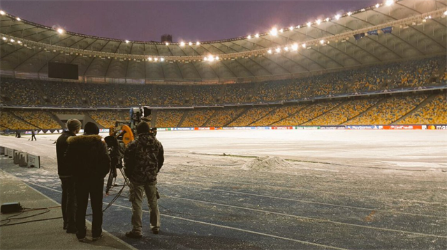 Dinamo Kiev-Beşiktaş maçı öncesinde Kiev Olimpiyat Stadı'nda çalışmalar sürüyor.