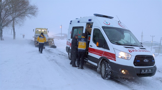 112 Acil ekipleri karla kaplı Ağrı'daki köye ulaşarak hamile kadını hastaneye yetiştirdi.