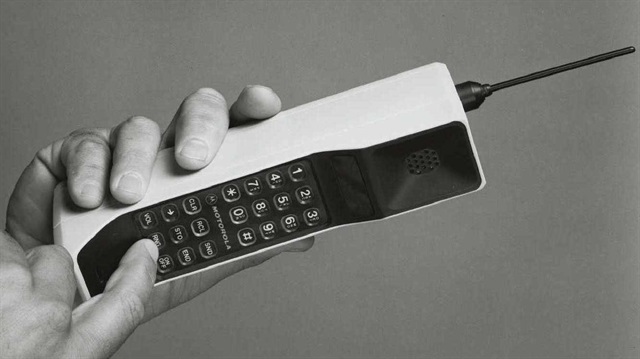 1983 üretimi Motorola Dynatac 8000x, 1000 pound satış etiketine sahip.