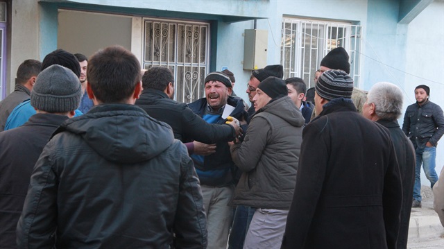 Şehit Uzman Çavuş Ahmet Şahin'in babası İsmail Şahin, "Ne oluyor burada, bu bayraklar nedir, indirin bu bayrakları. Yoksa Ahmet'ime bir şey mi oldu?" diye gözyaşı döktü. 