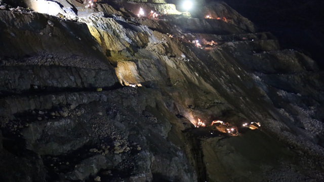 Şirvan'da maden ocağında meydana gelen heyelanda toprak altında kalan 16 işçiden 14 kişinin cenazesine ulaşılmıştı. 2 işçi için arama kurtarma çalışmaları devam ediyor.