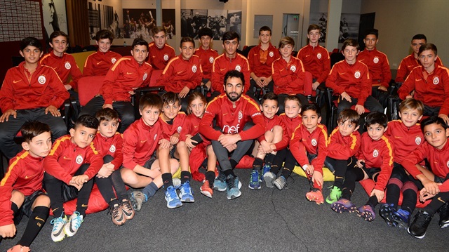 Selçuk İnan, Galatasaray Futbol Akademisi'nde forma giyen sporcularla bir araya geldi.